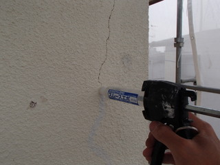 外壁塗装　クラック処理　ハンドスムーサー