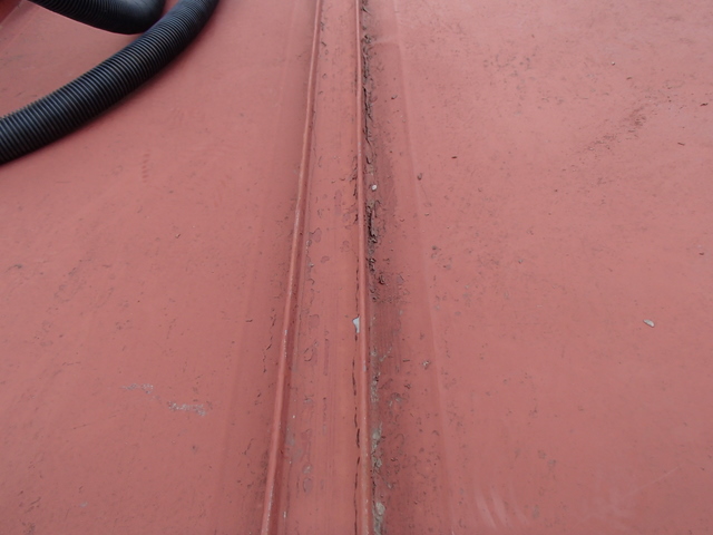 トタン屋根　塗膜の剥がれ