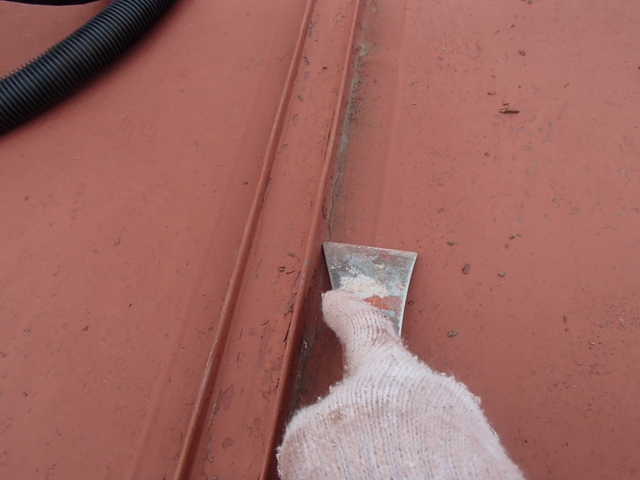 手ケレン　死膜除去　トタン屋根塗装