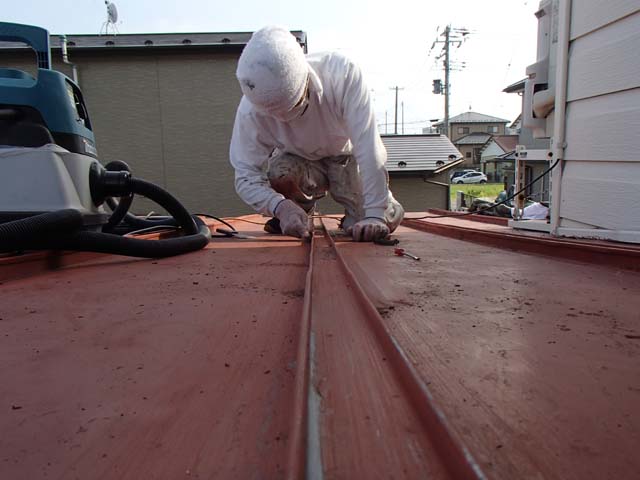 トタン屋根塗装　ケレン作業